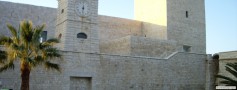 Torre_centrale_castello_svevo_Trani